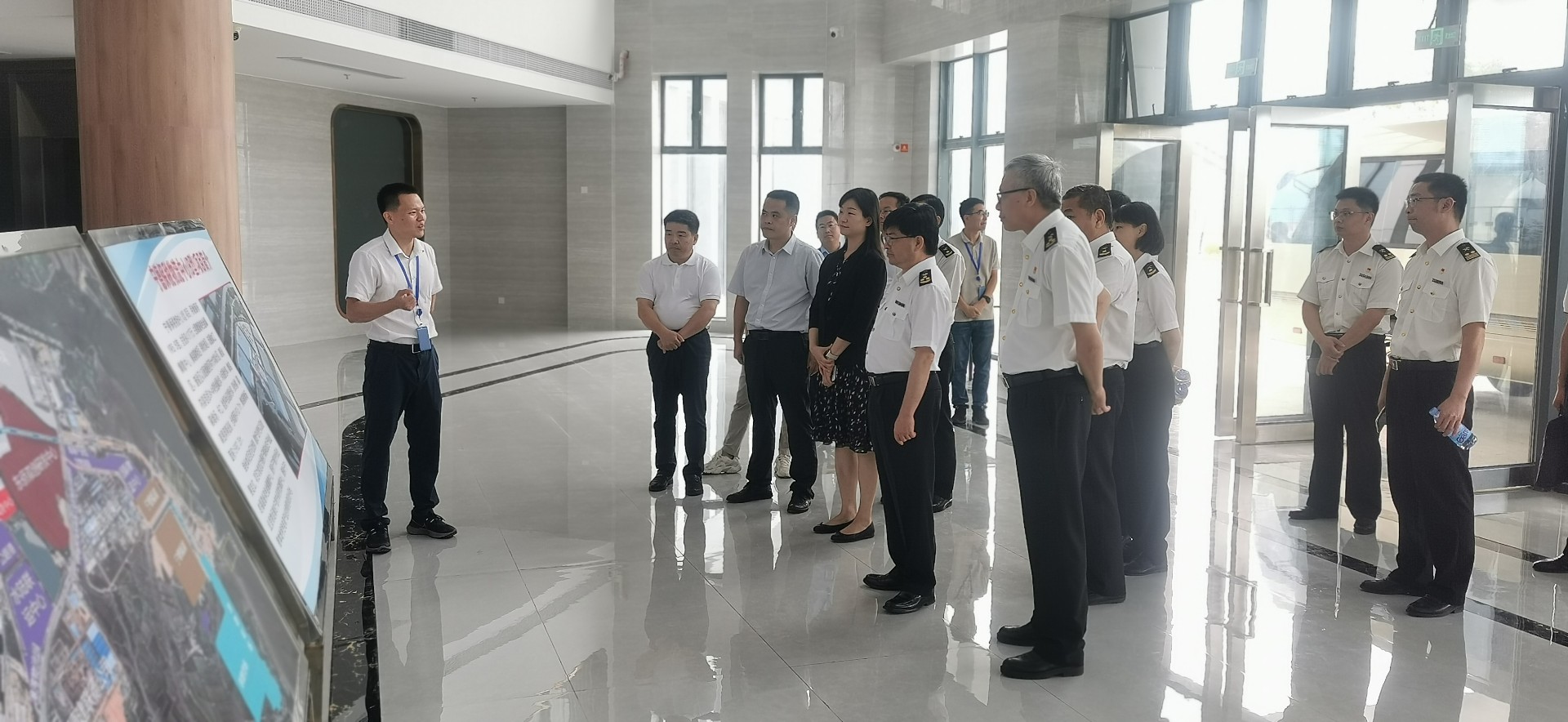 海關(guān)總署自貿(mào)司司長潘城一行蒞臨寧德國際物流中心項(xiàng)目調(diào)研，周桂芳拍攝1.jpg